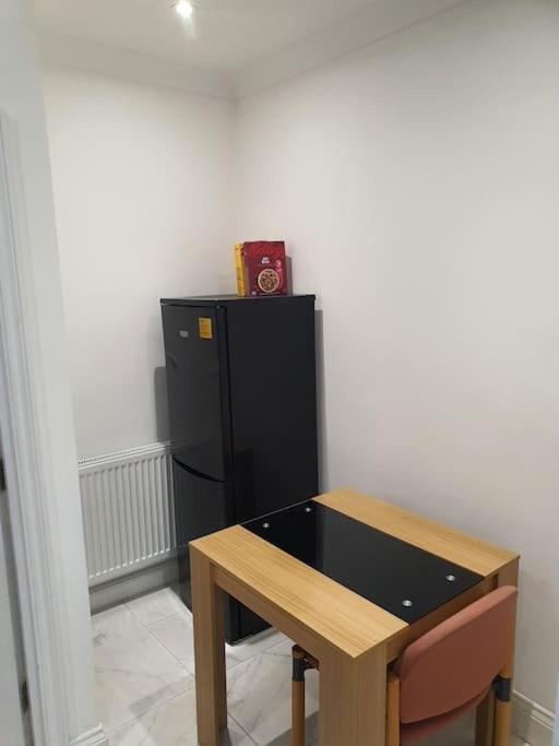 Beautiful Room In Lovely Flat London Kültér fotó